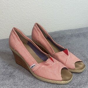 🛍️Tom’s wedged heel with a red and white pattern!